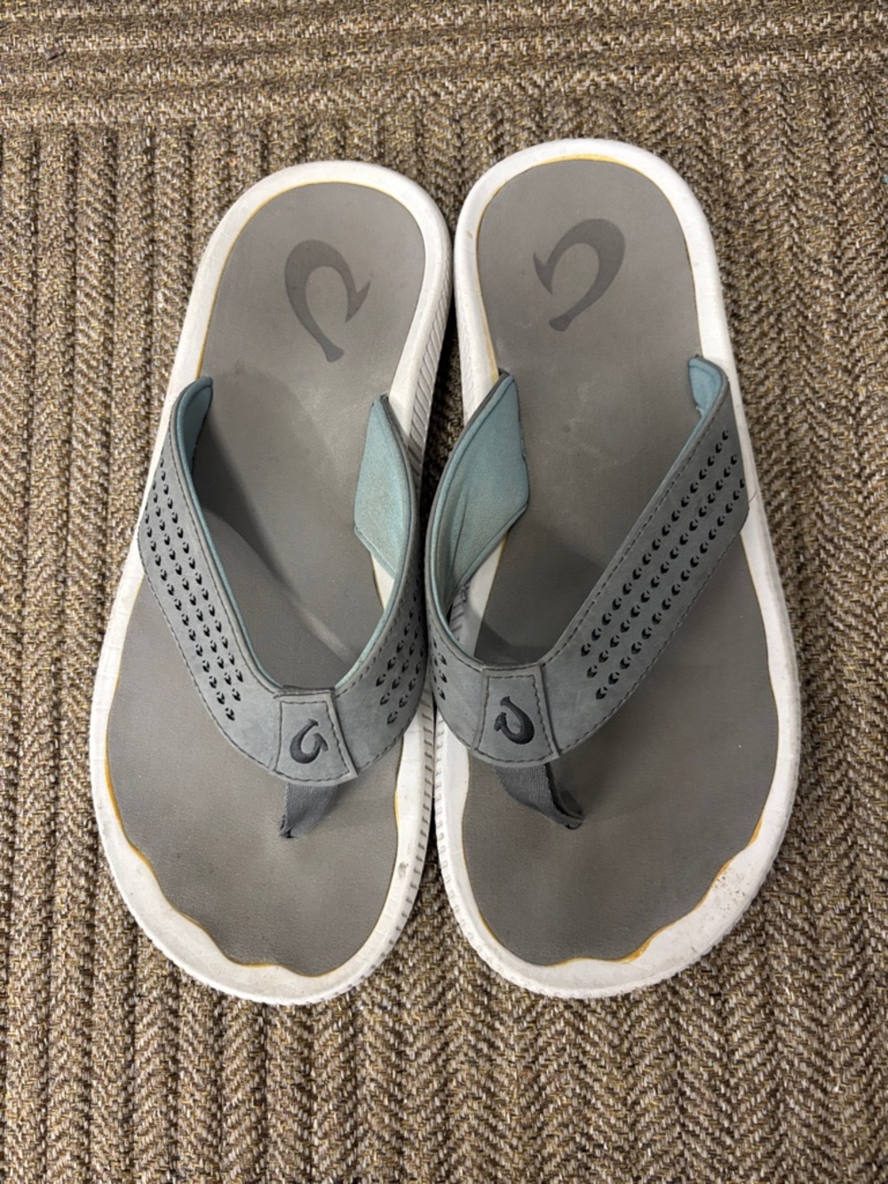 Olukai Ulele Gray Flip Flop Sandals with White Sole, Men’s 9